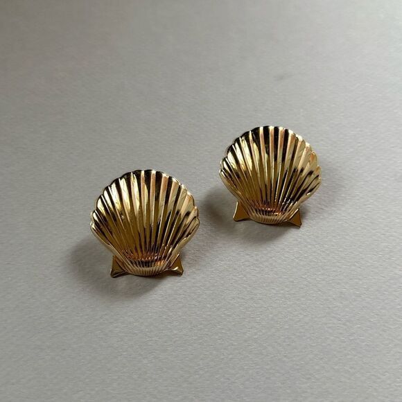 Gold Shell Earrings A913 - Picture 1 of 3